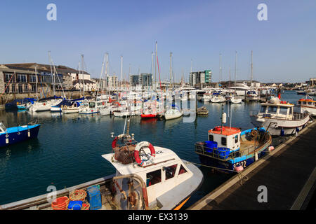 Angelboote/Fischerboote arbeiten neben der Barbican mit Sutton Harbour, Plymouth Yachthafen hinter gebunden Stockfoto