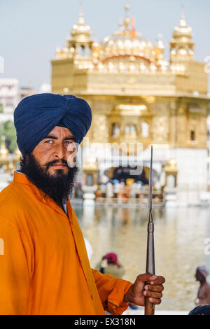 Porträt von Sikh Keeper mit goldenen Tempel in Amritsar, Indien Hintergrund Stockfoto