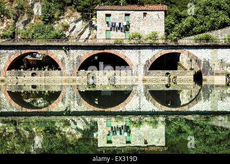 Ponte della Maddalena mittelalterlichen Brücke über den Serchio. Toskana. Brücke des Teufels Stockfoto