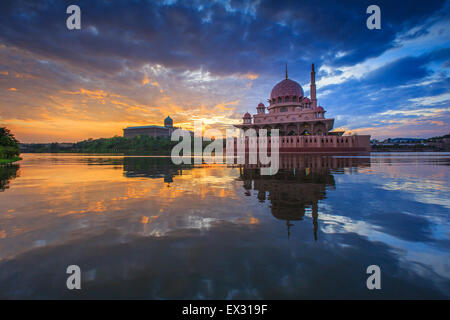 Einen brennenden Himmel Wolke bei Sonnenaufgang am Putra Mosque, Putrajaya Malaysia mit Reflexion an der Seeoberfläche Stockfoto