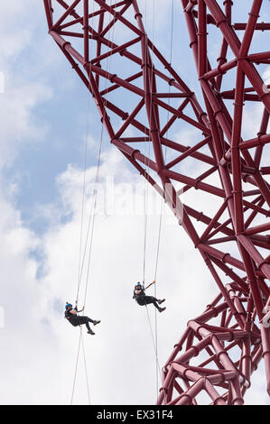 London, UK.  5. Juli 2015.  Mutige Teilnehmer Abseilen 262 Füße nach unten von der Oberseite der ArcelorMittal Orbit, Großbritanniens höchste Skulptur, im Londoner Olympic Park. Bildnachweis: Stephen Chung / Alamy Live News Stockfoto