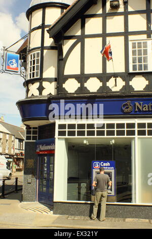 Ein Mann nutzt ein Geldautomat Cashpoint bei einer Nationwide Bankfiliale in Derbyshire, England UK Stockfoto