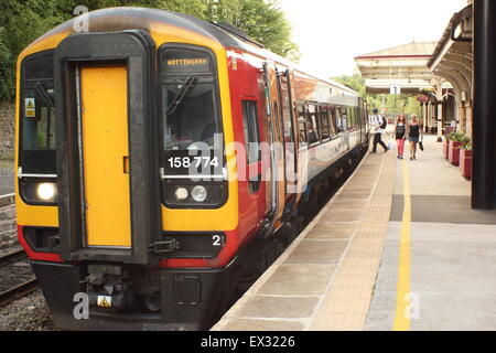 Ein Zug der East Midlands erwartet Passagiere auf einer Plattform am Bahnhof Matlock, Derbyshire, England UK Stockfoto