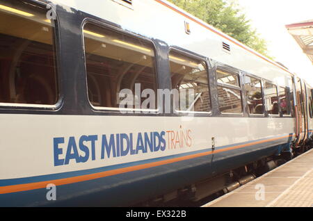 Ein Zug der East Midlands erwartet Passagiere auf einer Plattform am Bahnhof Matlock, Derbyshire, England UK Stockfoto