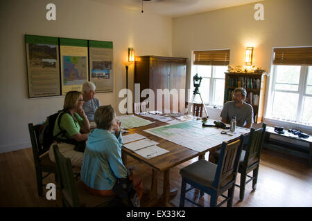 Nature Conservancy Naturalist Mike Fugagli (r) führt ein Pre-Wanderung-Briefing für Gäste eine Natur-Wandern im Bear Mountain Lodge Stockfoto