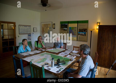 Nature Conservancy Naturalist Mike Fugagli (r) führt ein Pre-Wanderung-Briefing für Gäste eine Natur-Wandern im Bear Mountain Lodge Stockfoto