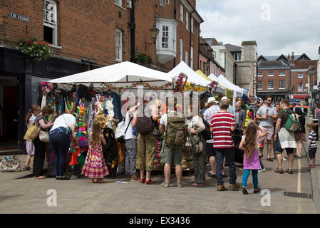 Markthändler auf The Square Winchester UK während der jährlichen Messe Hut Stockfoto