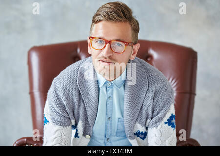 Porträt eines jungen intelligenten Mannes starrt in die Kamera, gute Aussicht, kleine unrasiert, charismatisch, umrandet mit Brille Stockfoto