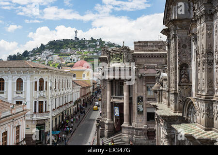 Ein Blick auf El Panecillo von einem Dach in der Nähe der Plaza De La Indepencia in Quito, Ecuador. Stockfoto