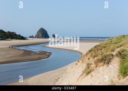 Ein Blick auf die legendären Haystack Rock in der Nähe von Ecola Creek in Cannon Beach, Oregon. Stockfoto