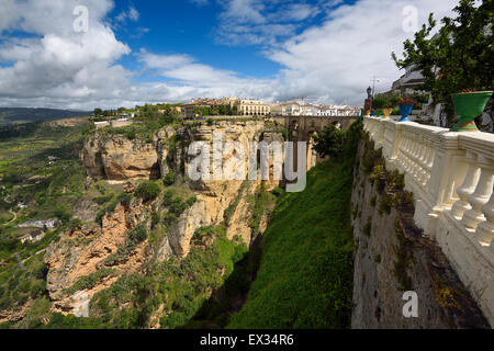 Blick auf den El Tajo Schlucht und die neue Brücke von Mondragon Palace Ronda Spain Stockfoto
