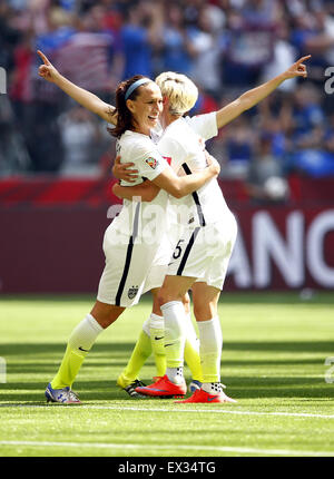 Vancouver, Kanada. 5. Juli 2015. Vancouver. 5. Juli 2015. Lauren Urlaub (L) der Vereinigten Staaten feiert nach seinem Tor im Finale gegen Japan bei der 2015 FIFA Frauen WM in Vancouver, Kanada am 5. Juli 2015. Bildnachweis: Xinhua/Alamy Live-Nachrichten Stockfoto