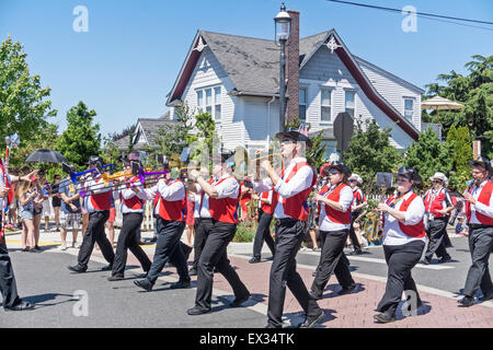 Edmonds Washington USA, Samstag 4. Juli 4., 2015, kleinen Stadt Amerika stellt sich heraus in Kraft auf eine schöne Fourth Of July für eine alte altmodische Multi ethnischen Parade einschließlich Banner Demonstranten Flagge geschmückt Oldtimer Hunderte Futter die Parade route ungezählte Tausende von amerikanischen Flaggen sowie viele Bommel Mädchen Stockfoto