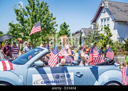 Edmonds Washington USA, Samstag 4. Juli 4., 2015, kleinen Stadt Amerika stellt sich heraus in Kraft auf eine schöne Fourth Of July für eine alte altmodische Multi ethnischen Parade einschließlich Banner Demonstranten Flagge geschmückt Oldtimer Hunderte Futter die Parade route ungezählte Tausende von amerikanischen Flaggen sowie viele Bommel Mädchen Stockfoto