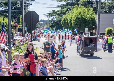 Edmonds Washington USA, Samstag 4. Juli 4., 2015, kleinen Stadt Amerika stellt sich heraus in Kraft auf eine schöne Fourth Of July für eine alte altmodische Multi ethnischen Parade einschließlich Banner Demonstranten Flagge geschmückt Oldtimer Hunderte Futter die Parade route ungezählte Tausende von amerikanischen Flaggen sowie viele Bommel Mädchen Stockfoto