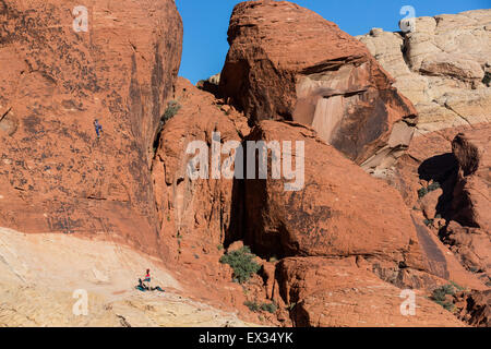 Zwei Kletterer arbeiten eine Route auf den roten Felsen von Calico Hills in Red Rock, Nevada. Stockfoto