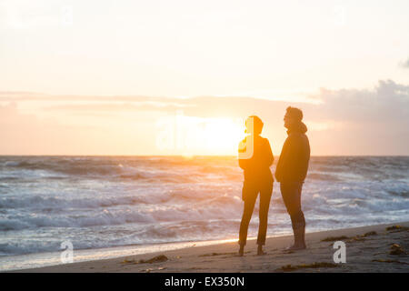 Ein junges Paar den Sonnenuntergang vom Strand in Santa Monica, Kalifornien. Stockfoto