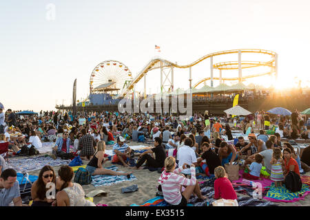 Menschen Picknick neben dem Santa Monica Pier während einer Sommer-Twilight-Serie Conert. Stockfoto