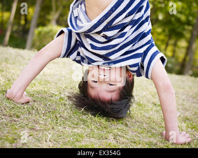 kleine asiatische junge, spielen, spielen im freien Stockfoto