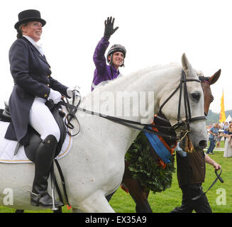 Hamburg, Hamburg, Deutschland. 5. Juli 2015. Marathische (Nr. 6), geritten von Andrasch Starke und trainiert von Peter Schiergen, gewinnt 146. Rennen der Gruppe 1 Deutsches Derby für drei-jährigen am 5. Juli 2015 in Hamburg-Horn Racecourse in Hamburg, Deutschland. (Bob Mayberger/Eclipse Sportswire) Bildnachweis: Csm/Alamy Live-Nachrichten Stockfoto