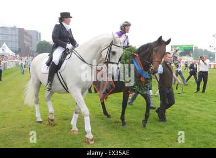 Hamburg, Hamburg, Deutschland. 5. Juli 2015. Marathische (Nr. 6), geritten von Andrasch Starke und trainiert von Peter Schiergen, gewinnt 146. Rennen der Gruppe 1 Deutsches Derby für drei-jährigen am 5. Juli 2015 in Hamburg-Horn Racecourse in Hamburg, Deutschland. (Bob Mayberger/Eclipse Sportswire) Bildnachweis: Csm/Alamy Live-Nachrichten Stockfoto