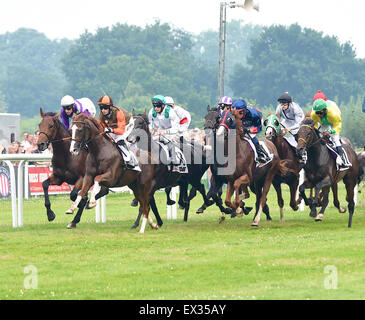 Hamburg, Hamburg, Deutschland. 5. Juli 2015. Marathische (Nr. 6), geritten von Andrasch Starke und trainiert von Peter Schiergen, gewinnt 146. Rennen der Gruppe 1 Deutsches Derby für drei-jährigen am 5. Juli 2015 in Hamburg-Horn Racecourse in Hamburg, Deutschland. (Bob Mayberger/Eclipse Sportswire) Bildnachweis: Csm/Alamy Live-Nachrichten Stockfoto