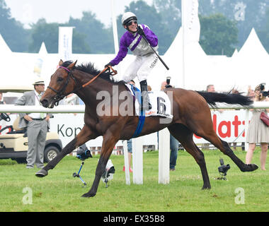 Hamburg, Hamburg, Deutschland. 5. Juli 2015. Marathische (Nr. 6), geritten von Andrasch Starke und trainiert von Peter Schiergen, gewinnt 146. Rennen der Gruppe 1 Deutsches Derby für drei-jährigen am 5. Juli 2015 in Hamburg-Horn Racecourse in Hamburg, Deutschland. (Bob Mayberger/Eclipse Sportswire) Bildnachweis: Csm/Alamy Live-Nachrichten Stockfoto