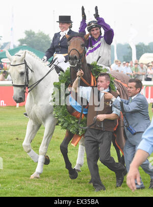 Hamburg, Hamburg, Deutschland. 5. Juli 2015. Marathische (Nr. 6), geritten von Andrasch Starke und trainiert von Peter Schiergen, gewinnt 146. Rennen der Gruppe 1 Deutsches Derby für drei-jährigen am 5. Juli 2015 in Hamburg-Horn Racecourse in Hamburg, Deutschland. (Bob Mayberger/Eclipse Sportswire) Bildnachweis: Csm/Alamy Live-Nachrichten Stockfoto