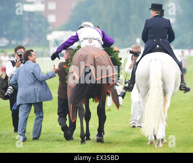 Hamburg, Hamburg, Deutschland. 5. Juli 2015. Marathische (Nr. 6), geritten von Andrasch Starke und trainiert von Peter Schiergen, gewinnt 146. Rennen der Gruppe 1 Deutsches Derby für drei-jährigen am 5. Juli 2015 in Hamburg-Horn Racecourse in Hamburg, Deutschland. (Bob Mayberger/Eclipse Sportswire) Bildnachweis: Csm/Alamy Live-Nachrichten Stockfoto