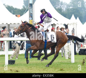 Hamburg, Hamburg, Deutschland. 5. Juli 2015. Marathische (Nr. 6), geritten von Andrasch Starke und trainiert von Peter Schiergen, gewinnt 146. Rennen der Gruppe 1 Deutsches Derby für drei-jährigen am 5. Juli 2015 in Hamburg-Horn Racecourse in Hamburg, Deutschland. (Bob Mayberger/Eclipse Sportswire) Bildnachweis: Csm/Alamy Live-Nachrichten Stockfoto