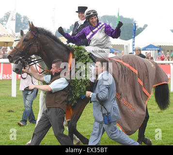 Hamburg, Hamburg, Deutschland. 5. Juli 2015. Marathische (Nr. 6), geritten von Andrasch Starke und trainiert von Peter Schiergen, gewinnt 146. Rennen der Gruppe 1 Deutsches Derby für drei-jährigen am 5. Juli 2015 in Hamburg-Horn Racecourse in Hamburg, Deutschland. (Bob Mayberger/Eclipse Sportswire) Bildnachweis: Csm/Alamy Live-Nachrichten Stockfoto