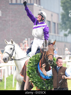 Hamburg, Hamburg, Deutschland. 5. Juli 2015. Marathische (Nr. 6), geritten von Andrasch Starke und trainiert von Peter Schiergen, gewinnt 146. Rennen der Gruppe 1 Deutsches Derby für drei-jährigen am 5. Juli 2015 in Hamburg-Horn Racecourse in Hamburg, Deutschland. (Bob Mayberger/Eclipse Sportswire) Bildnachweis: Csm/Alamy Live-Nachrichten Stockfoto