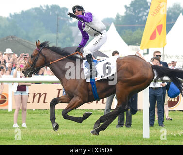 Hamburg, Hamburg, Deutschland. 5. Juli 2015. Marathische (Nr. 6), geritten von Andrasch Starke und trainiert von Peter Schiergen, gewinnt 146. Rennen der Gruppe 1 Deutsches Derby für drei-jährigen am 5. Juli 2015 in Hamburg-Horn Racecourse in Hamburg, Deutschland. (Bob Mayberger/Eclipse Sportswire) Bildnachweis: Csm/Alamy Live-Nachrichten Stockfoto