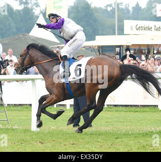 Hamburg, Hamburg, Deutschland. 5. Juli 2015. Marathische (Nr. 6), geritten von Andrasch Starke und trainiert von Peter Schiergen, gewinnt 146. Rennen der Gruppe 1 Deutsches Derby für drei-jährigen am 5. Juli 2015 in Hamburg-Horn Racecourse in Hamburg, Deutschland. (Bob Mayberger/Eclipse Sportswire) Bildnachweis: Csm/Alamy Live-Nachrichten Stockfoto