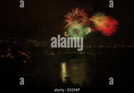 Laguna Beach Feuerwerk / Lichter der Stadt auf der vierten Juli-Feier Stockfoto