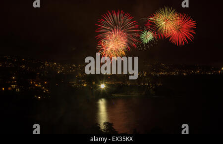 Laguna Beach Feuerwerk / Lichter der Stadt auf der vierten Juli-Feier Stockfoto