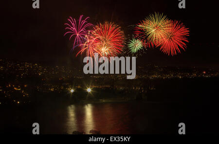 Laguna Beach Feuerwerk / Lichter der Stadt auf der vierten Juli-Feier Stockfoto