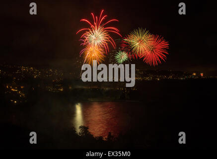 Laguna Beach Feuerwerk / Lichter der Stadt auf der vierten Juli-Feier Stockfoto