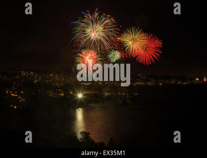 Laguna Beach Feuerwerk / Lichter der Stadt auf der vierten Juli-Feier Stockfoto