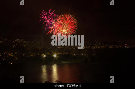 Laguna Beach Feuerwerk / Lichter der Stadt auf der vierten Juli-Feier Stockfoto