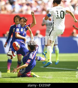 Vancouver, Kanada. 5. Juli 2015. (150706)--VANCOUVER, 6. Juli, 2015(Xinhua)--Carli Lloyd (R) der Vereinigten Staaten punktet im Finale gegen Japan bei der 2015 FIFA Frauen WM in Vancouver, Kanada auf 5. Juli 2015. Bildnachweis: Xinhua/Alamy Live-Nachrichten Stockfoto