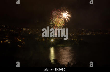 Laguna Beach Feuerwerk / Lichter der Stadt auf der vierten Juli-Feier Stockfoto