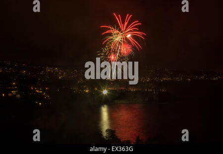 Laguna Beach Feuerwerk / Lichter der Stadt auf der vierten Juli-Feier Stockfoto