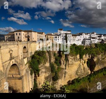 Wolken über El Tajo Schlucht am Fluss Guadalevin mit neue Brücke von Ronda Spain Stockfoto