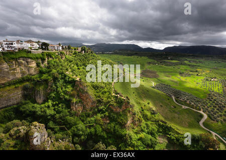 Gefleckte Sonnenschein auf grünen Wiesen im Frühjahr auf El Tajo Schlucht am Berg Stadt Ronda Spain in Guadalevin River gorge Stockfoto