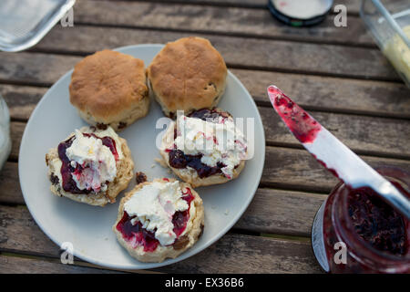 Der beste Weg, einem englischen Cream Tea zu genießen - außen an einem Sommertag Stockfoto