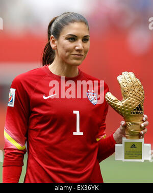 Vancouver, Kanada. 5. Juli 2015. Hope Solo, Torwart der Vereinigten Staaten, zeigt ihren goldenen Handschuh-Award bei der Preisverleihung für die FIFA Frauen WM 2015 im BC Place Stadium in Vancouver, Kanada auf 5. Juli 2015. Bildnachweis: Xinhua/Alamy Live-Nachrichten Stockfoto