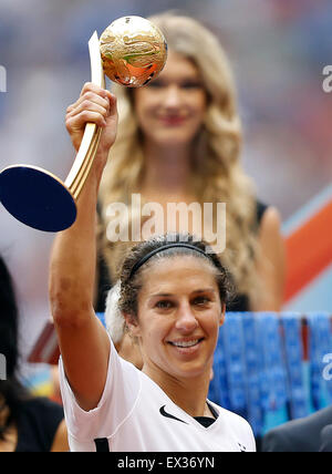 Vancouver, Kanada. 5. Juli 2015. Carli Lloyd der Vereinigten Staaten zeigt ihre goldene Kugel Award bei der Preisverleihung für die FIFA Frauen WM 2015 im BC Place Stadium in Vancouver, Kanada auf 5. Juli 2015. Bildnachweis: Xinhua/Alamy Live-Nachrichten Stockfoto