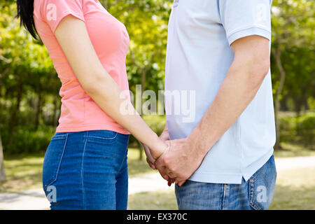 Paar halten die Hände im Park. Stockfoto