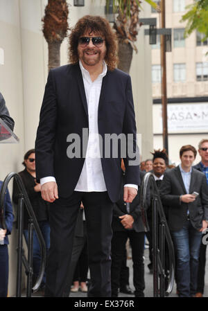 LOS ANGELES, CA - 23. April 2015: Rock Künstler Jeff Lynne ist mit dem 2,548th Stern auf dem Hollywood Walk of Fame geehrt. Stockfoto